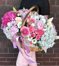 Цветочная композиция из Розы, Хризантемы, Пионы и Лизиантусы в корзине в Козуль