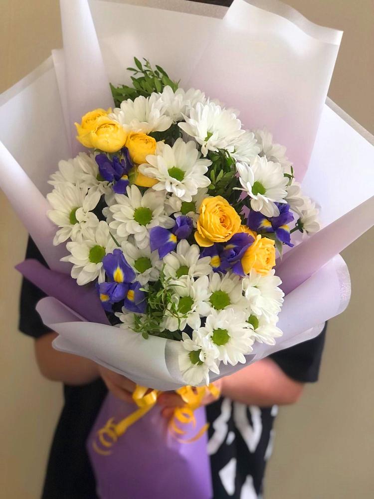 Букет цветов из: Ирисы, Хризантемы и Розы в Козуль