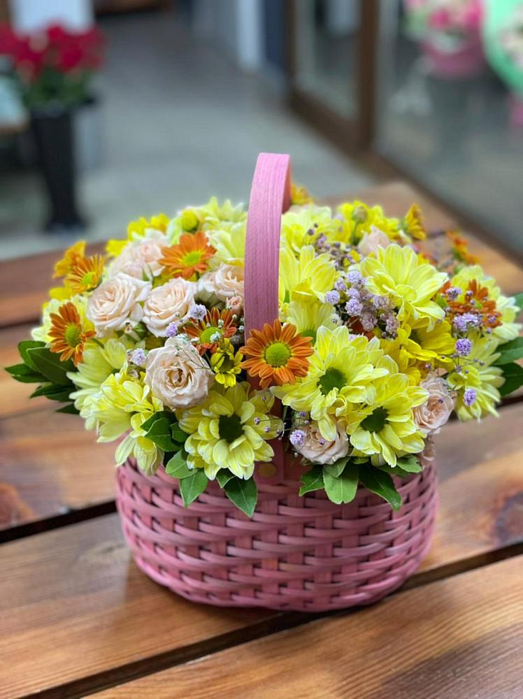 Цветочная композиция из Хризантемы и Розы в корзине в Козуль
