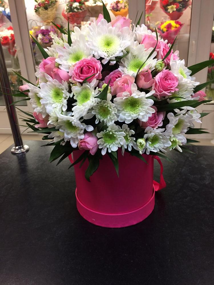 Цветочная композиция из Розы и Хризантемы в шляпной коробке в Козуль