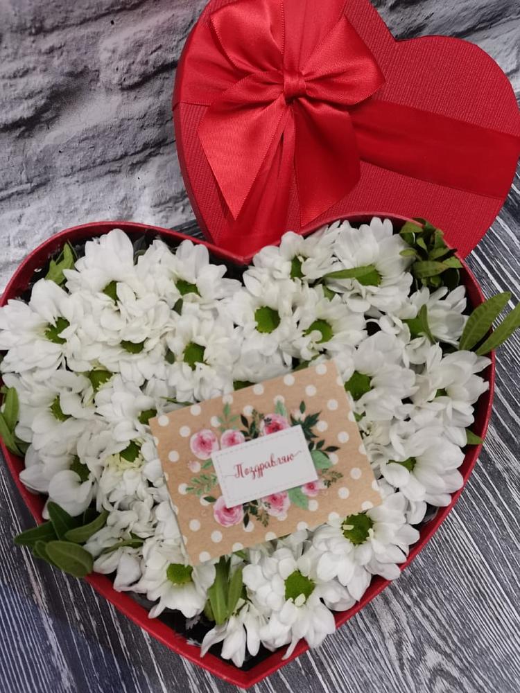 Цветочная композиция из Хризантемы в виде сердца в Козуль