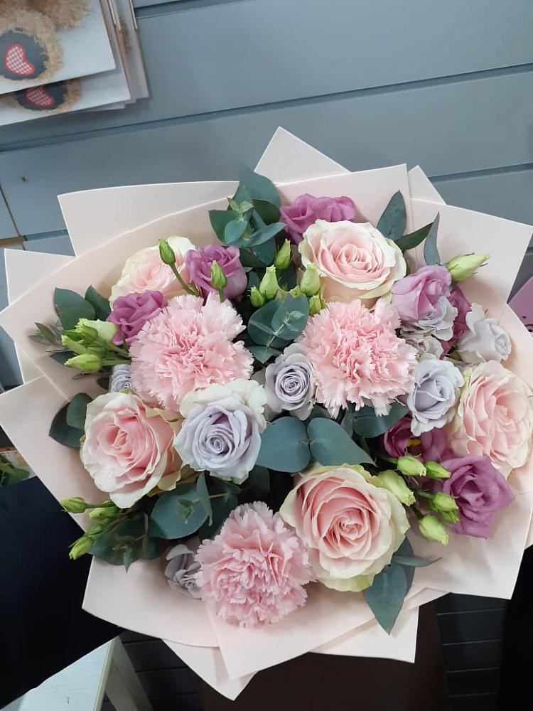 Букет цветов из: Розы, Гвоздики и Лизиантусы в Козуль